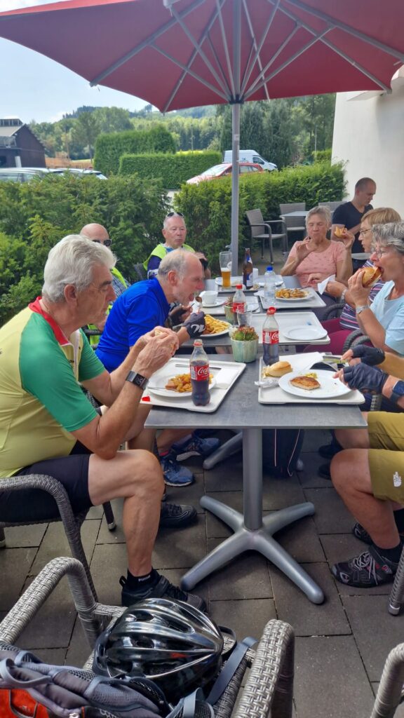 Pause bei der Radtour Sauerlandring