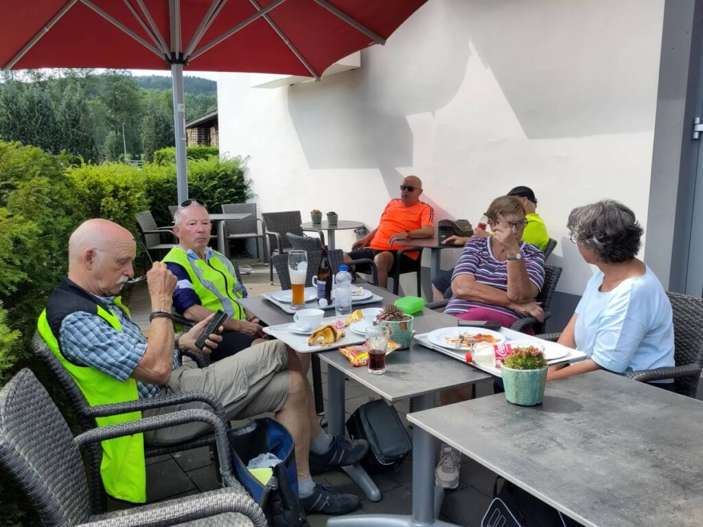 Pause bei der Radtour Sauerlandring