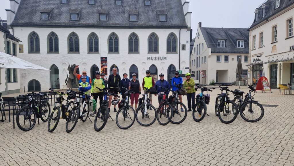 Personengruppe mit Rädern in Attendorn