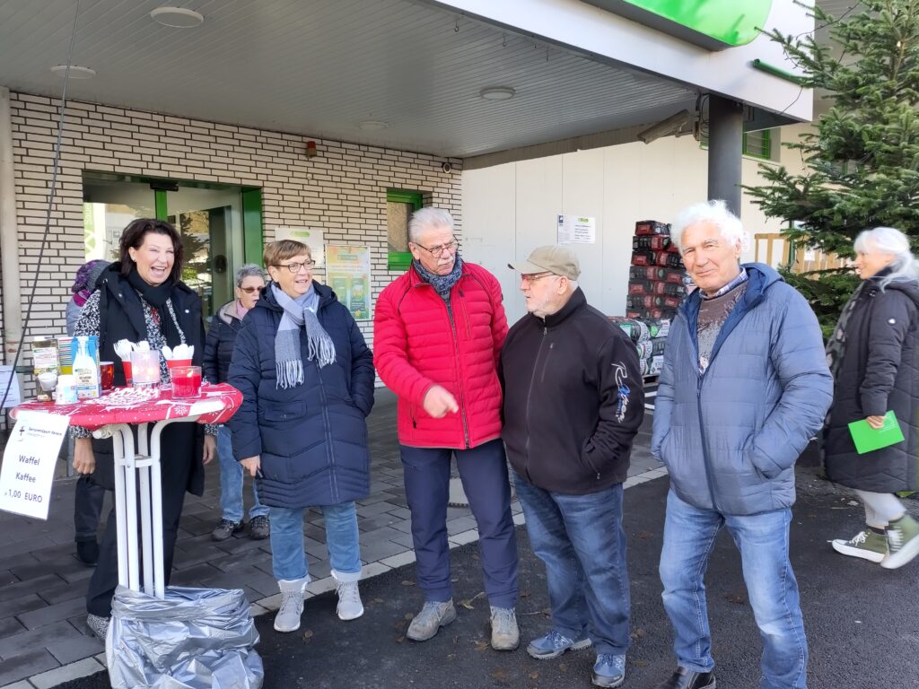 Waffelverkauf 2023 am Raiffeisenmarkt in Attendorn