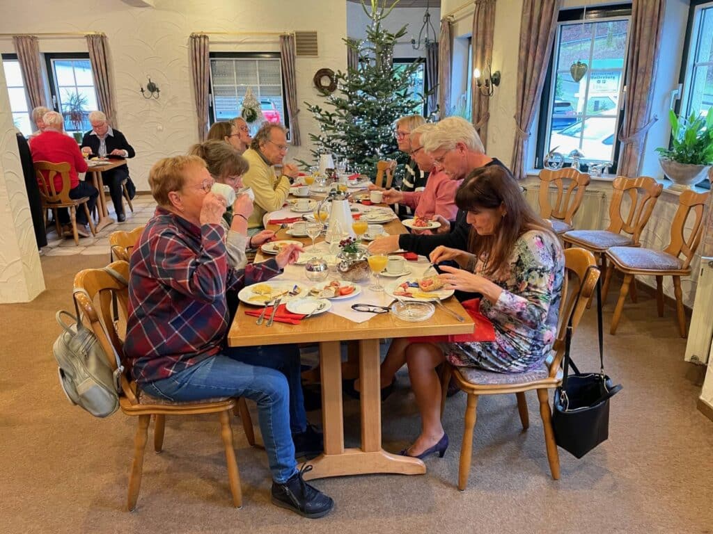 Tisch mit verschiedenen Personen